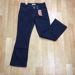 Levi’s NWT SLENDER BOOTS CUT JEANS 👖